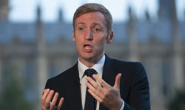 Ministers warn English councils not to adopt four-day working weeks